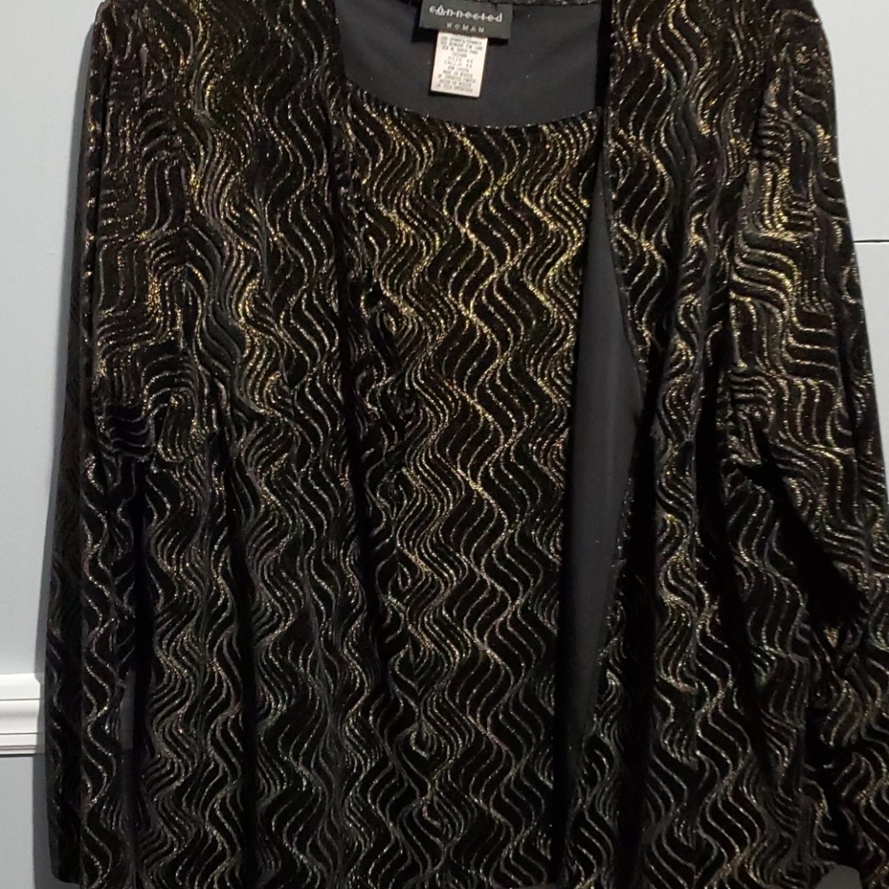 Gorgeous 2pc black/ gold size 4x